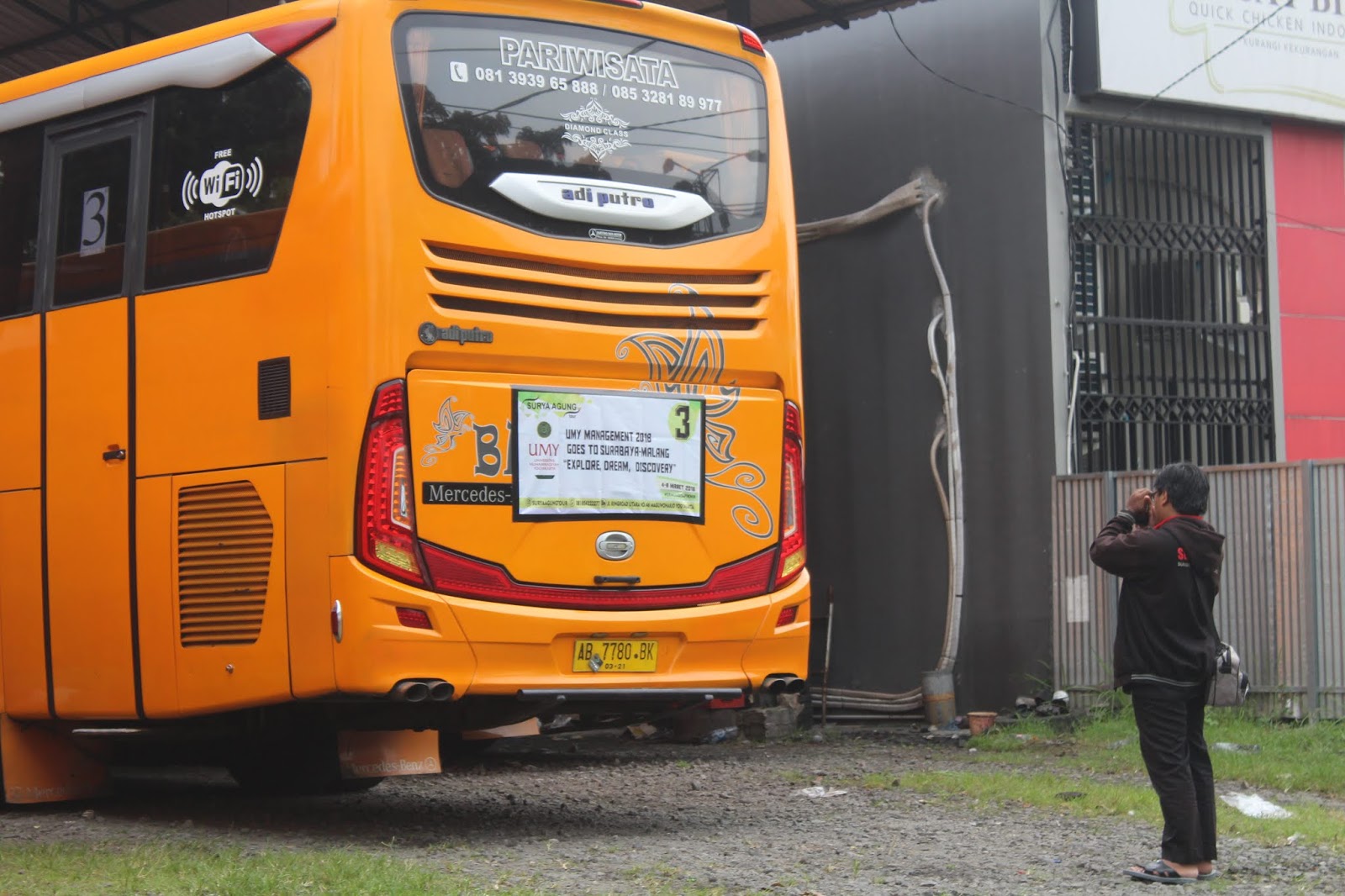 Bus Pariwisata Warna Orange