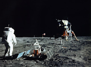 Foto De Astronauta Al Lado Del Modulo Lunar Ajustando Equipo