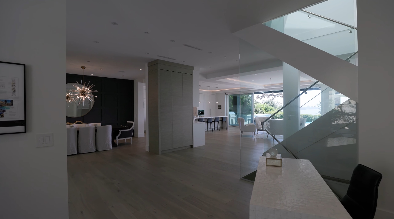 74 Photos vs. Luxury Contemporary Home In West Vancouver Interior Design Tour