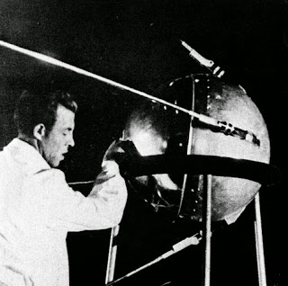 sputnik-1 Un tecnico lavora allo Sputnik 1.