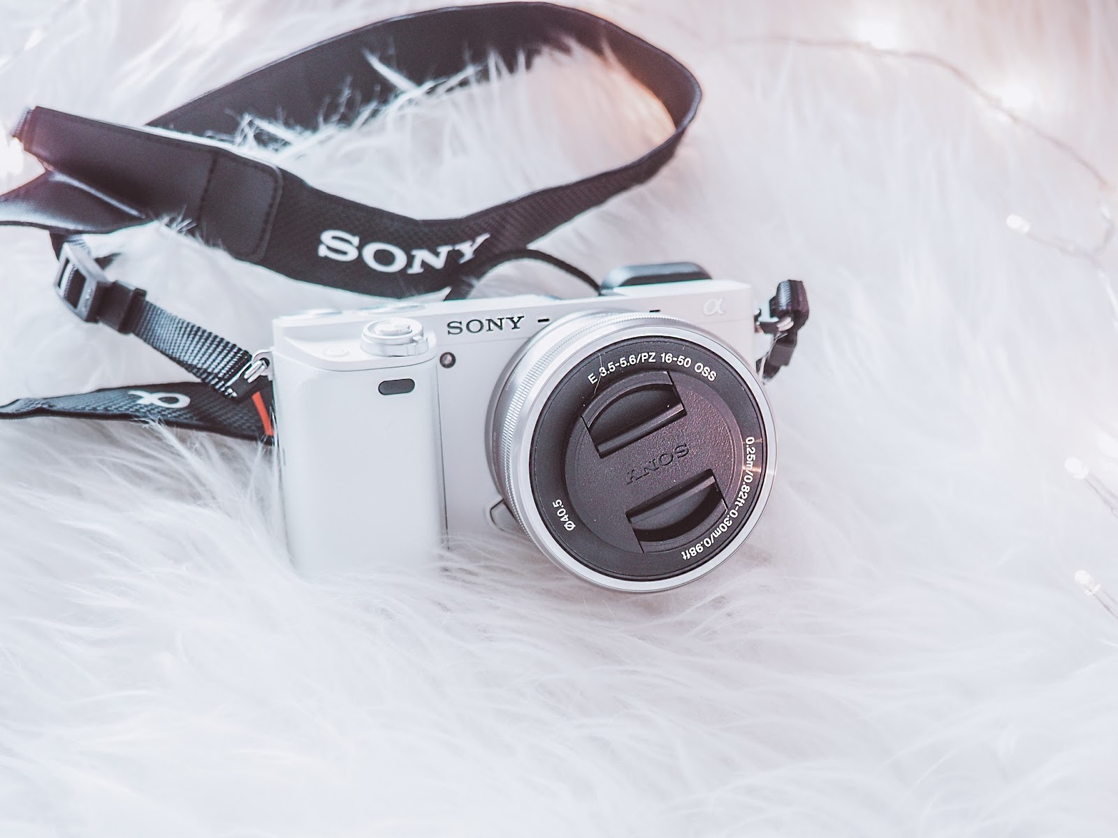 Sony A6000 - aparat idealny na moje podróże Sony A6000, Sony Alpha, aparat na podróże, jaki aparat warto kupić na podróż, aparat hybrydowy, aparat bezlusterkowy, blog lifestyle, blog podróżniczy, biały aparat Sony Alpha 6000, biały aparat