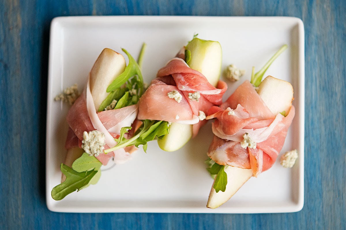 хамон с грушей и рукколой. салат с рукколой и манго. салат хамон с рукколой. салат руккола и хамон. салат с хамоном и рукколой.