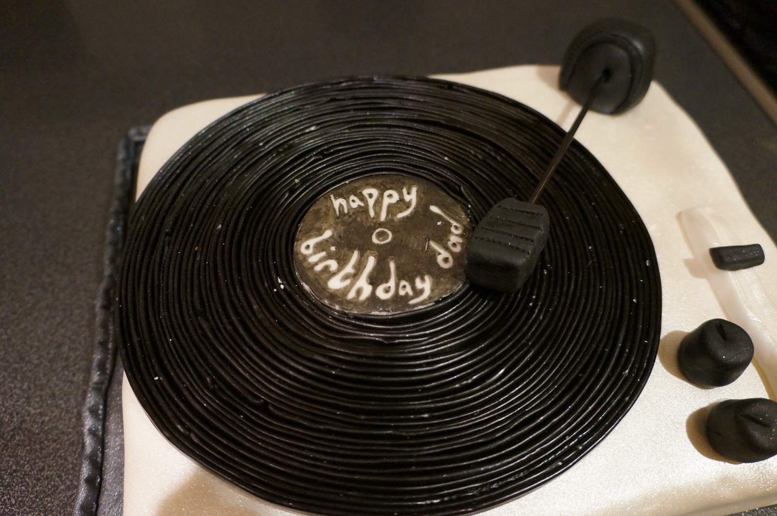 eatbakecake: record player cake
