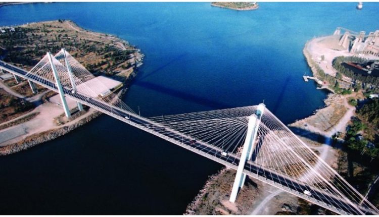 Εικόνα εγκατάλειψης στη Γέφυρα της Χαλκίδας: Τμήματα Τσιμέντου Πέφτουν στη Θάλασσα Εικόνα εγκατάλειψης στη Γέφυρα της Χαλκίδας: Τμήματα Τσιμέντου Πέφτουν στη Θάλασσα