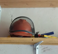 metsurin kypärä hyllyssä