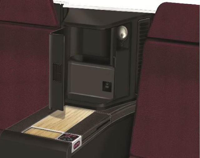 Each JAL SKY SUITE II has a flexible side table and exclusive storage space.