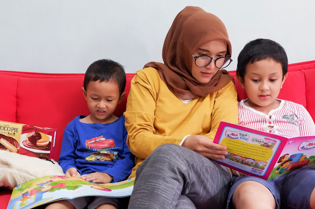 membacakan buku kepada anak merupakan moment kebersamaan dengan anak