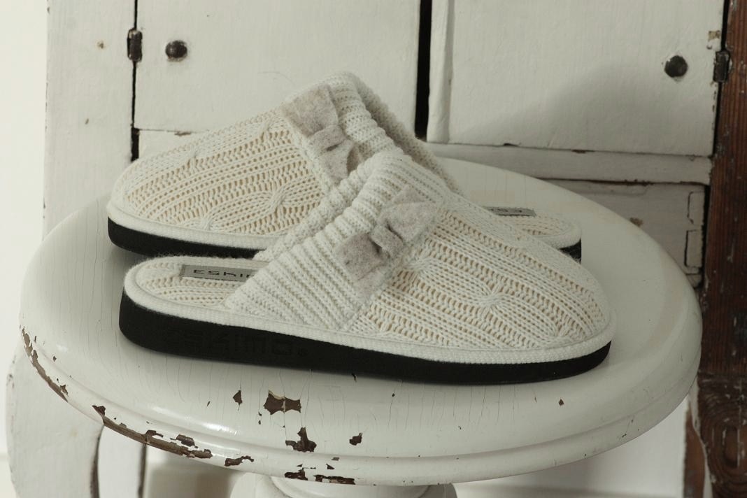 LILLA BLANKA Stickade tofflor Knitted slippers