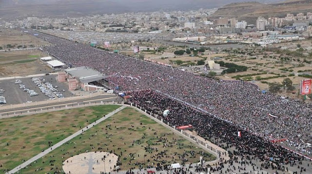 هذا مايحدث الان بميدان التحرير بالعاصمة صنعاء هذا مايحدث الان بميدان التحرير بالعاصمة صنعاء