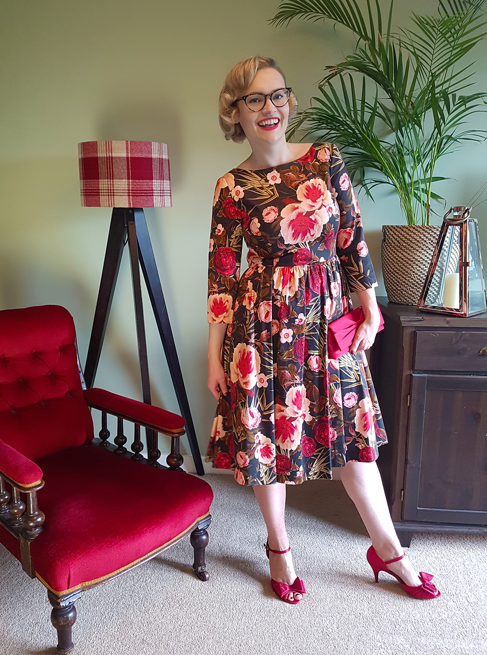 Edinburgh Cocktail Weekend: a Saturday evening outfit by Scottish fashion blogger Kimberley from Wardrobe Conversations Scottish vintage style blogger Kimberley from Wardrobe Conversations wears a Mad Men style Hallhuber rose print dress for Edinburgh Cocktail Weekend