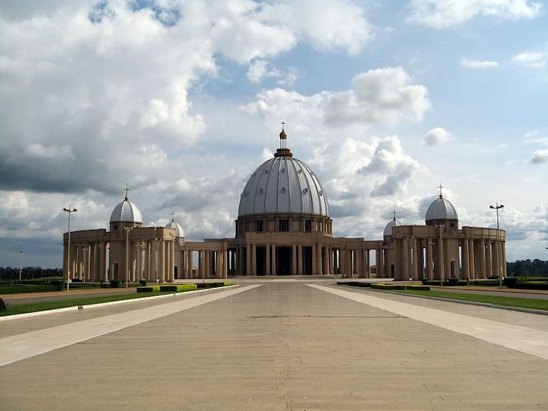 Basilika Bunda Damai di Yamoussoukro; salah satu tempat ibadat Kristen terbesar di dunia.