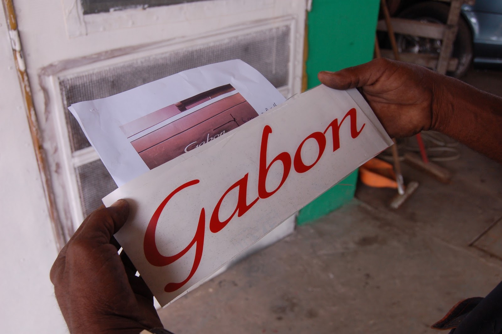 GARAGE FÉDÉRAL LIBREVILLE PEINTURE PORSCHE CAYENNE CHANGEMENT DE TEINTE DU NOIR AU BLANC