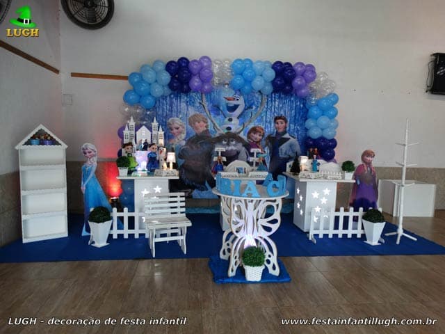 Decoração festa Frozen em mesa provençal simples Decoração festa Frozen - Aniversário infantil - Recreio - RJ