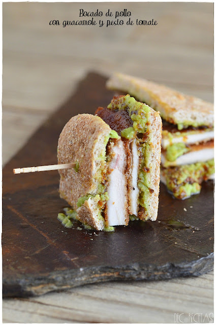 Bocado de pollo con guacamole y pesto de tomate