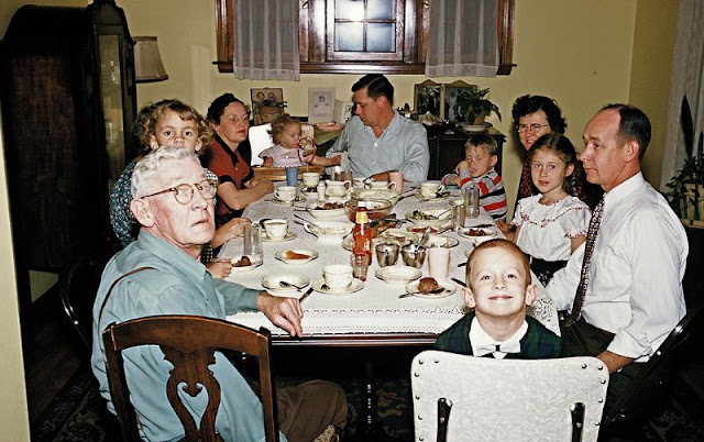 30 Intimate Snaps That Capture Thanksgiving Dinners in the 1950s and ...