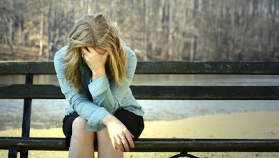 alone-girl-wallpapers sad-girl-sitting-alone