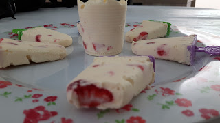 Picolé rápido e fácil de Chantilly com morangos