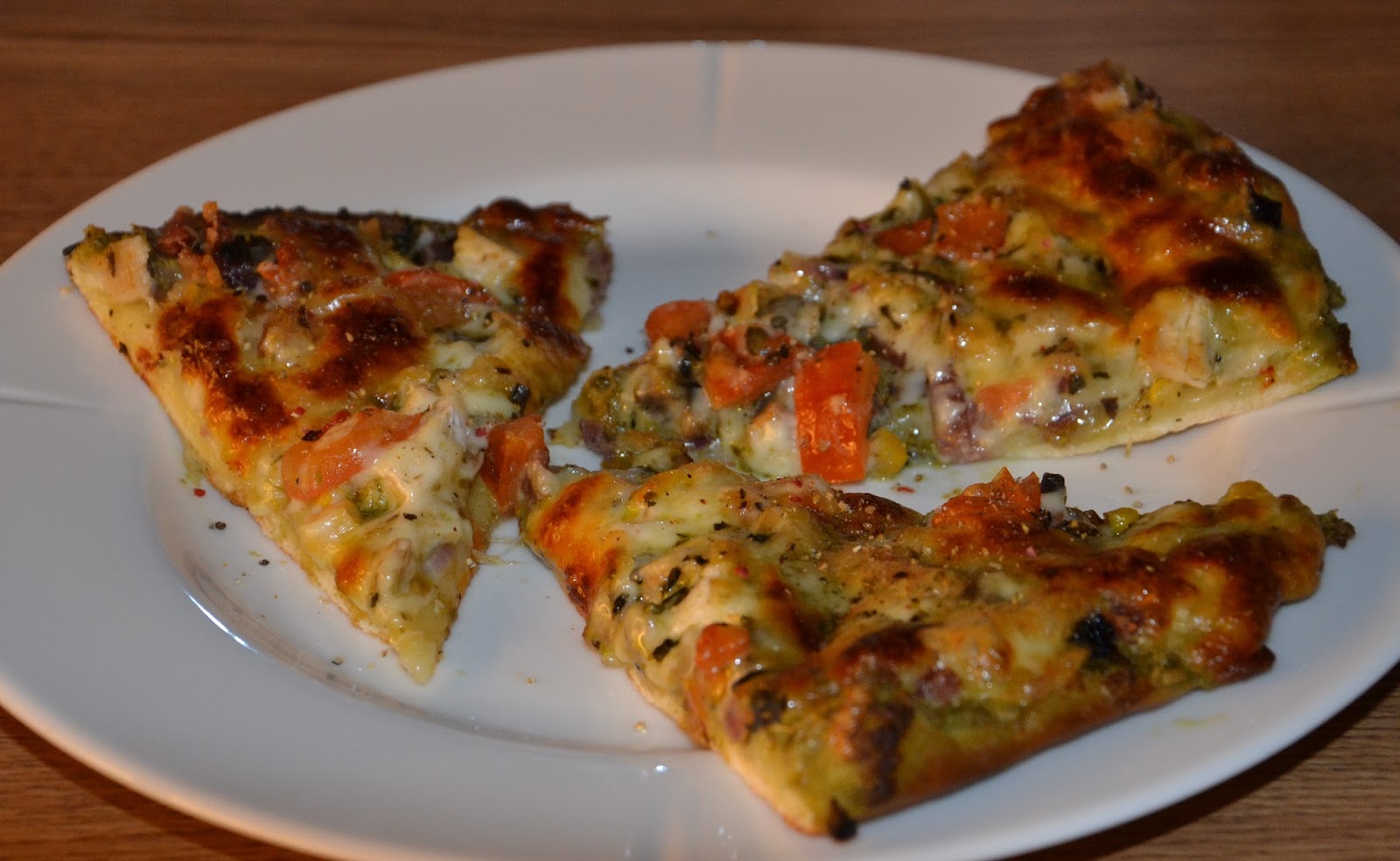 Pizza med grønn pesto og kylling