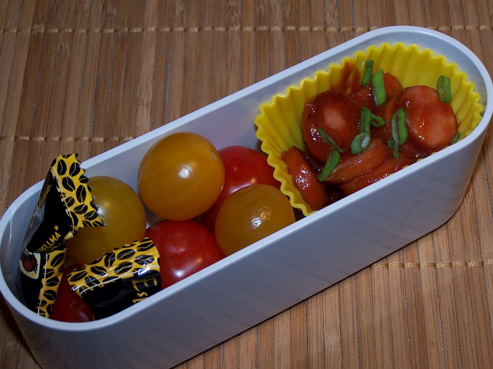 Lecker Bentos und mehr: Bento Nr. 132 Reis mit Wurstsalat und Tomaten