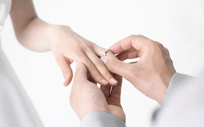 Подаряван на годежен пръстен