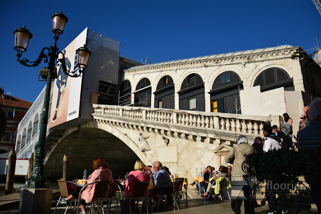 Most Ponte di Rialto - największy most nad Canal Grande w Wenecji - największa atrakcja turystyczna w Wenecji