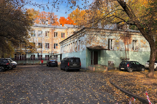 Верейская улица, бывший жилой дом – построен в 1951 году | Vereyskaya ulitsa, a former residential building – built in 1951