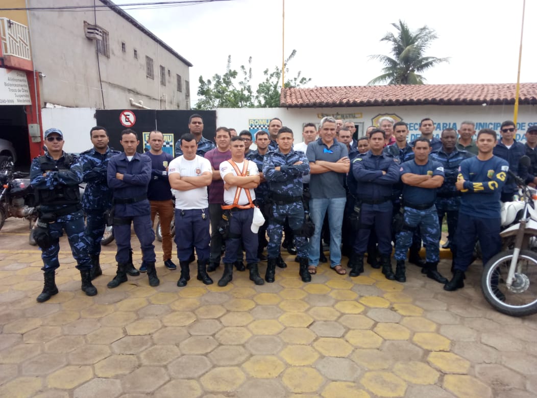 Prefeitura de Lago da Pedra entrega novos uniformes e coletes balísticos para a Guarda Municipal Prefeitura de Lago da Pedra entrega novos uniformes e coletes balísticos para a Guarda Municipal