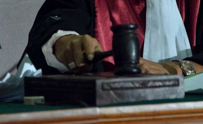 Majelis Hakim Tolak Eksepsi PH Rolobessy Majelis hakim menolak nota pembelaan (eksepsi) tim penasihat hukum Idris Rolobessy, terdakwa dugaan korupsi dan tindak pidana pencucian uang pembelian lahan dan gedung untuk pembukaan kantor cabang PT. Bank Maluku-Malut di Surabaya.