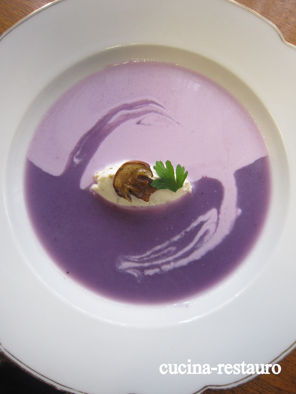 Lila Kartoffelsuppe mit Ricotta-Steinpilz-Nocken