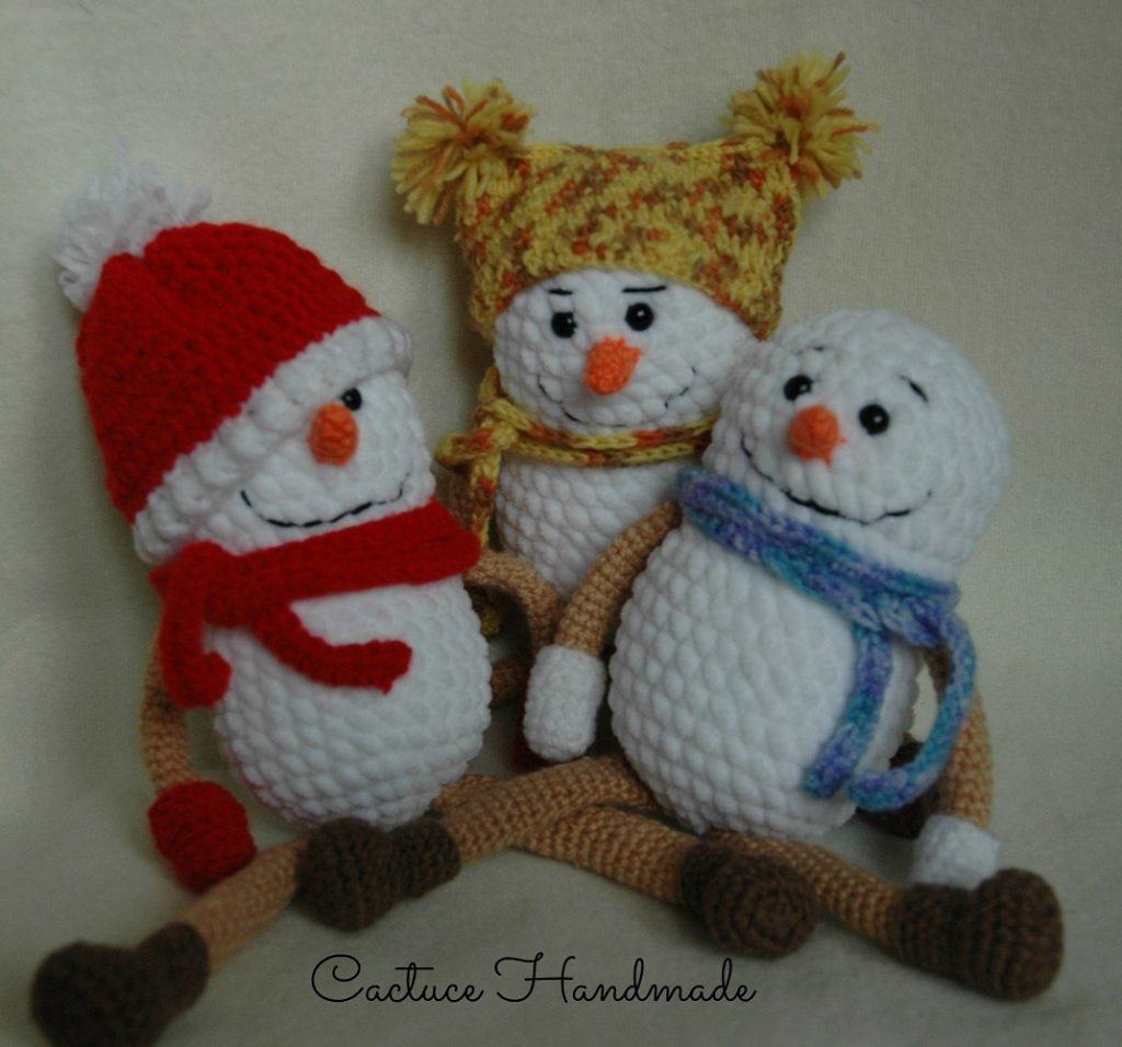 Вязаные снеговики крючком