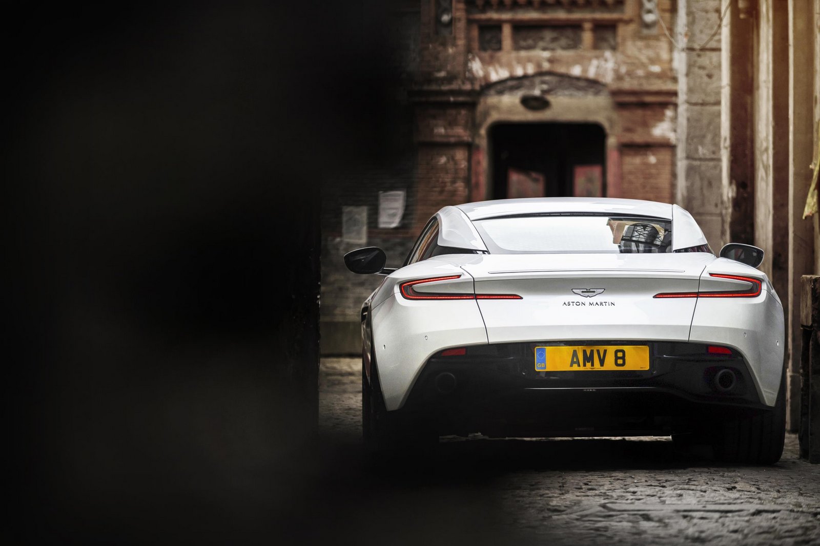 [Imagen: Aston-Martin-DB11-12.jpg]