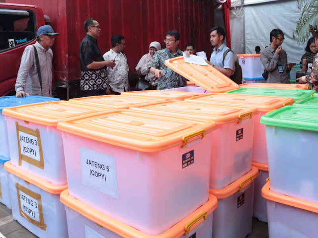 BPN Prabowo-Sandi Serahkan Bukti Tambahan ke Persidangan MK BPN Prabowo-Sandi Serahkan Bukti Tambahan ke Persidangan MK