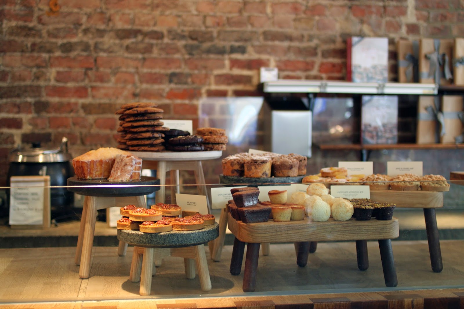 Pistachio Gail's Bakery i idealne brownie z pekanami.