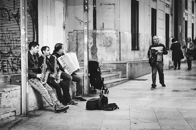 Street photography image of Valencia with the Fujifilm XT1 by Willie Kers