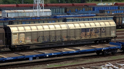 4-osiowy wagon kryty budowy specjalnej z przesuwnymi ścianami serii Habbins na stacji Warszawa Praga