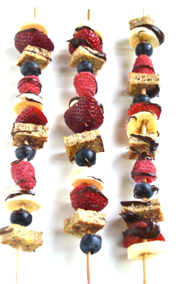 French Toast Kebabs with Chocolate Hazelnut Drizzle are a simple and fun brunch recipe that is loaded with fresh bananas, strawberries, raspberries and blueberries! www.nutritionistreviews.com