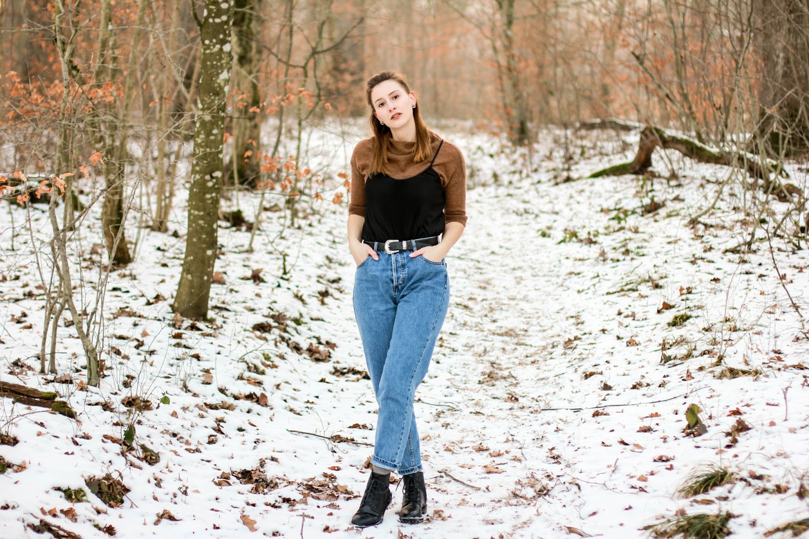Outfit: 90s are back - Mom Jeans und brauner Pullover mit schwarzem Top