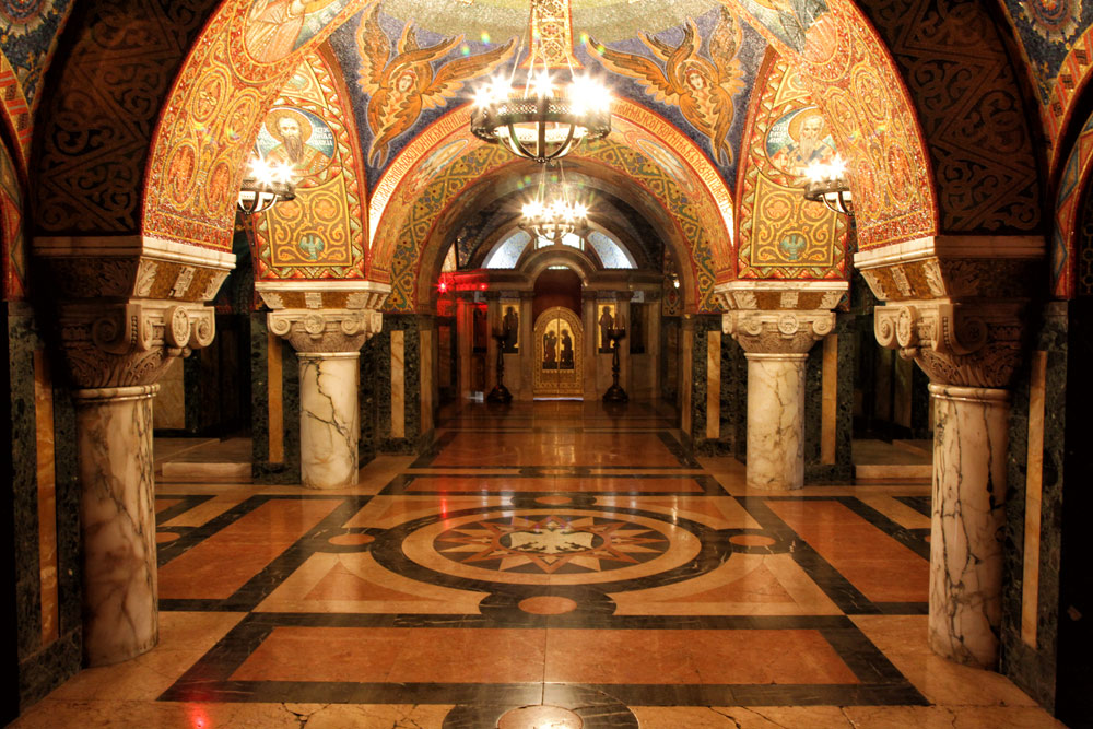 Монастырь лейре. Крипта монастыря. Крипта это в архитектуре. Крипта средневековье. Крипта романский стиль.