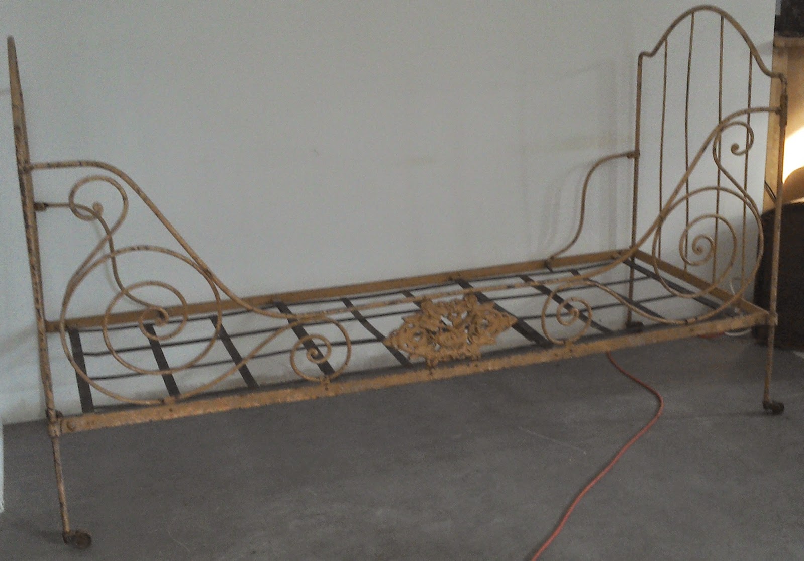 lit en fer forgé ancien matelas laine tissus ancien parfait état! et