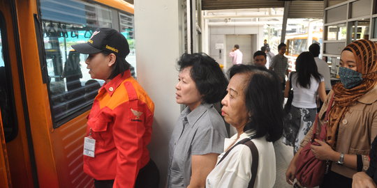 Transjakarta Akui E-ticketing Bikin Penumpang Bingung Transjakarta Akui E-ticketing Bikin Penumpang Bingung