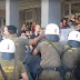 «ΝΤΟΥ» από ΠΑΝΤΟΥ! AΠΙΣΤΕΥΤΟ ΞΥΛΟ, μπουνιές και κλωτσιές σε αστυνομικούς έξω από τα Δικαστήρια Θεσσαλονίκης! ΛΑΙΚΗ ΟΡΓΗ και ΑΓΡΙΑ ΕΠΕΙΣΟΔΙΑ στους πλειστηριασμούς! «ΠΙΣΩ ΤΩΡΑ ΡΕ!!! Να πάτε στο ΔΙΑΟΛΟ!»(ΒΙΝΤΕΟ)