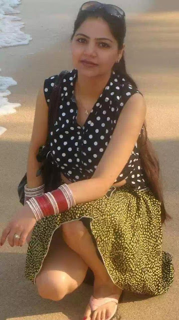 indian-aunty-at-beach