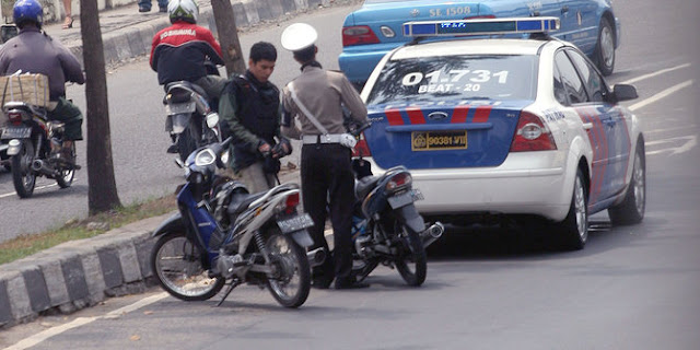 Polisi ini Ditilang Temannya Sendiri, Karena Melanggar Aturan Berlalu Lintas