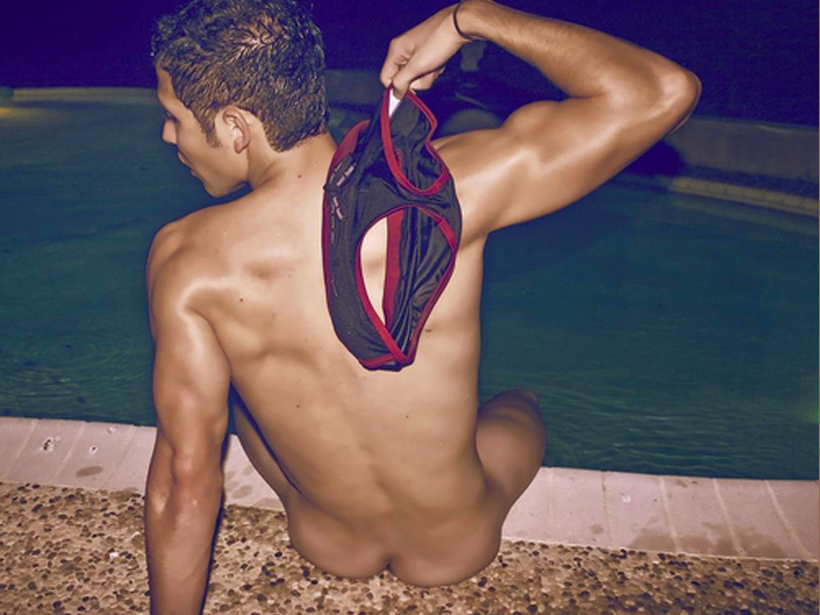A la orilla de la piscina (3018) 