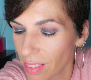 Maquillajes de fiesta con un toque diferente (II): Ahumado negro con eyeliner plata 05 rostro zoom 02