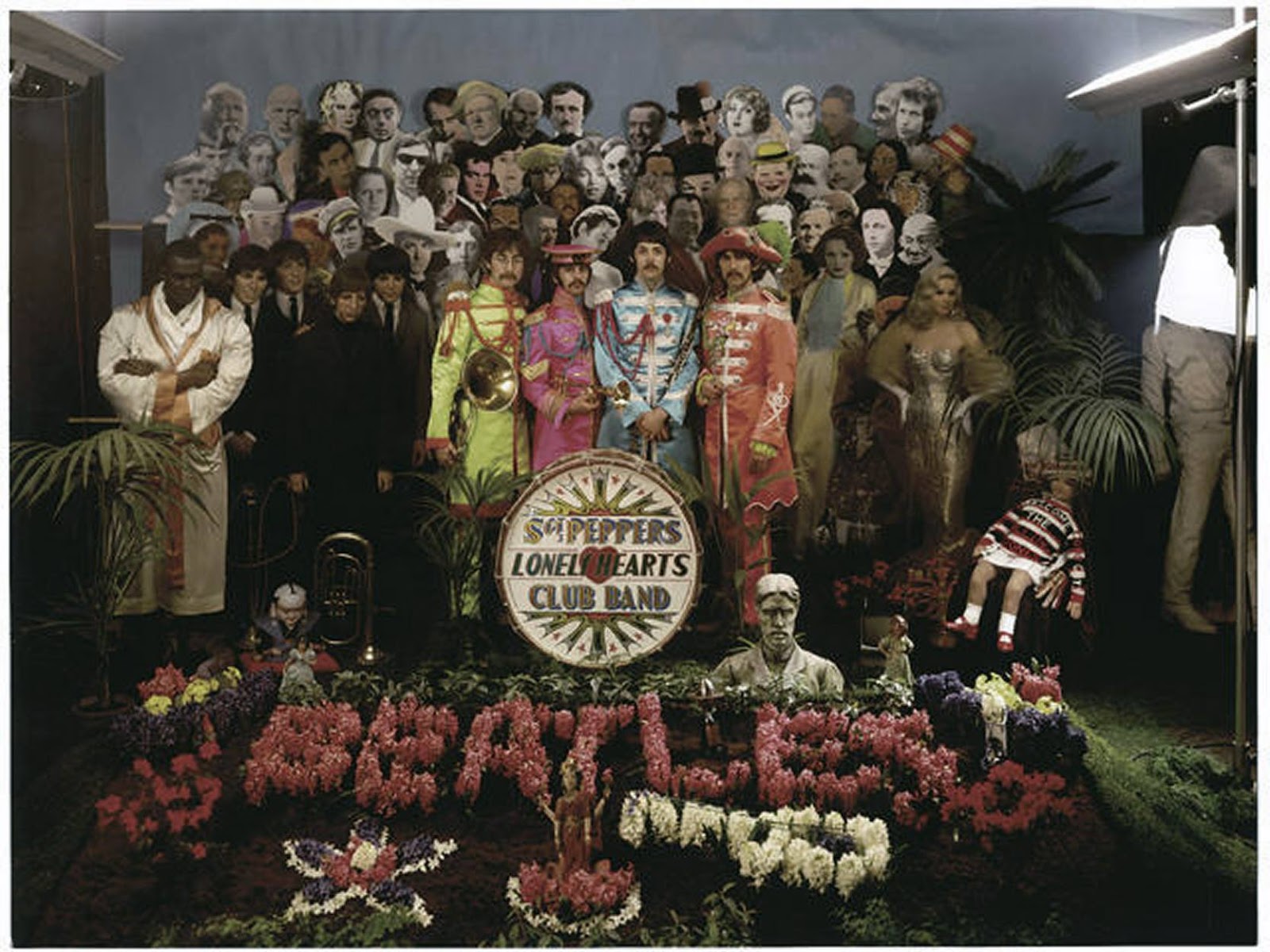 Beatles sgt pepper lonely. Cover Sgt. Pepper`s Lonely Hearts Club Band (1967). Sgt Pepper s Lonely Hearts Club Band. Sgt. Pepper's Lonely Hearts Club Band Битлз. The Beatles Sgt Pepper оркестр 1967.