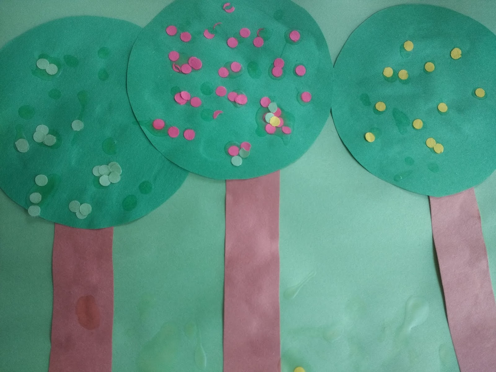 Apple Themed Fine Motor Activity and Craft for Preschool