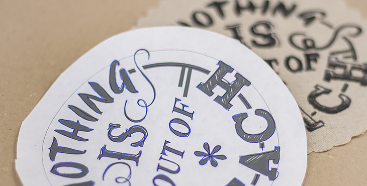 Typografie-Geschenke selber machen (DIY) – die Materialien und Hilfswerkzeuge. Foto © fieberherz.de Typografie-Geschenke selber machen (DIY) – die Materialien und Hilfswerkzeuge. Foto © fieberherz.de