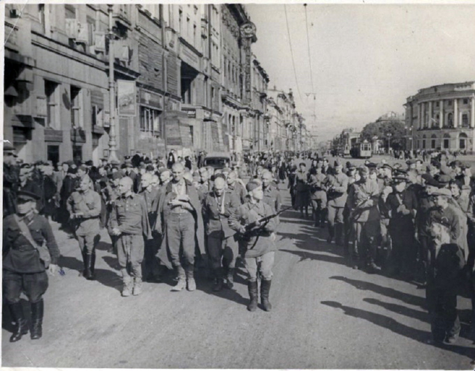 Когда фашисты окружили ленинград. Пленные немцы в Ленинграде 1944. Блокадный Ленинград фашисты.