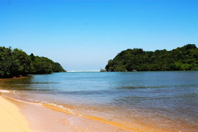 Wisata Pantai Paling Populer dan Menawan di Malang Selatan pantai clungup